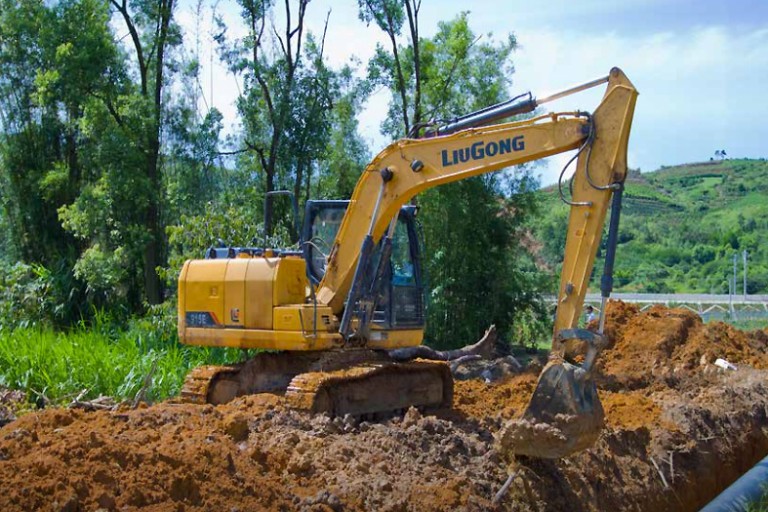 915E Tier 4 Final Excavators 915E Tier 4 Final Excavators
