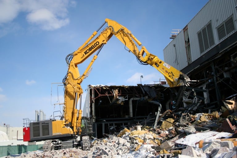 KOBELCO shows off latest demolition excavators and car demolisher