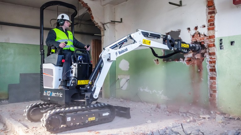 North Lincolnshire with operator digger hire BOBCAT 1.5 ton mini excavator 