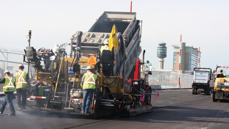 Stringless paving helps airport expansion project take flight