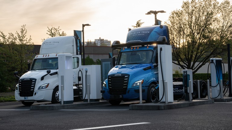 Daimler Truck testing autonomous operation in electric Freightliner semi