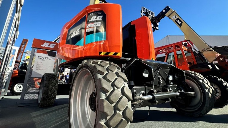 JLG showcases new articulating boom lift at World of Concrete