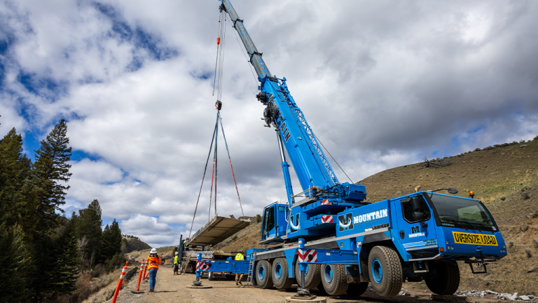Liebherr LTM mobile cranes work in Yellowstone
