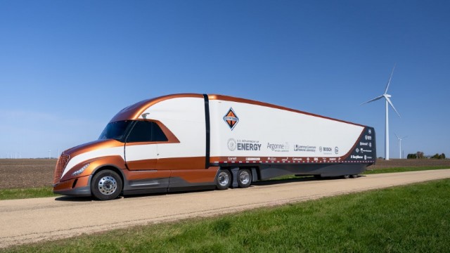 (VIDEO) International’s hybrid Class 8 SuperTruck reaches 16 miles per gallon