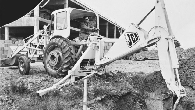 JCB celebrates one millionth backhoe with custom graffiti print 4CX