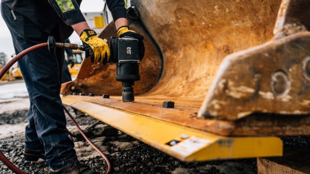 New Cat Single Life Cutting Edges for medium wheel loaders last through high-abrasion work