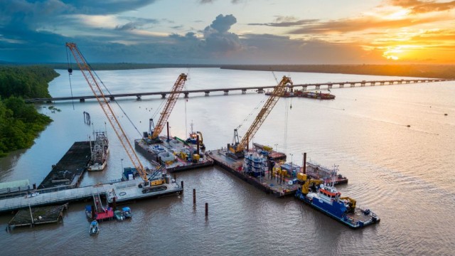 (VIDEO) Check out Liebherr’s safety solutions for cranes working on floating platforms