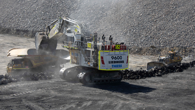 VIDEO: Liebherr R 9600 excavator sets world record for material moved in one year