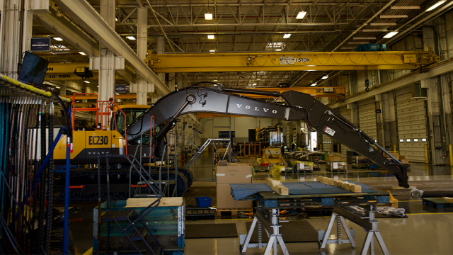 First U.S.-built Volvo CE excavators and large wheel loaders roll off assembly line