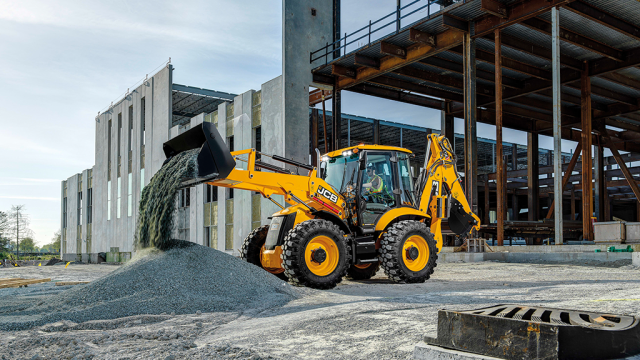 New Dual Drive system transforms operator experience on JCB 3CX and 4CX backhoe loaders