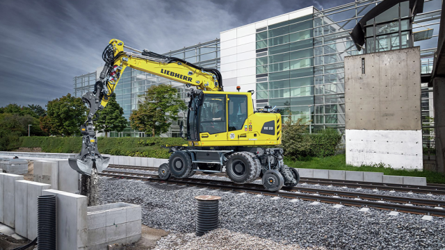 Liebherr enters the 22-tonne class with its new Litronic railroad excavator