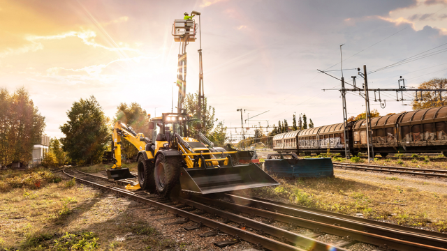 VIDEO: Huddig 1370 TIGON G2 brings hybrid power to a multifunctional excavator loader